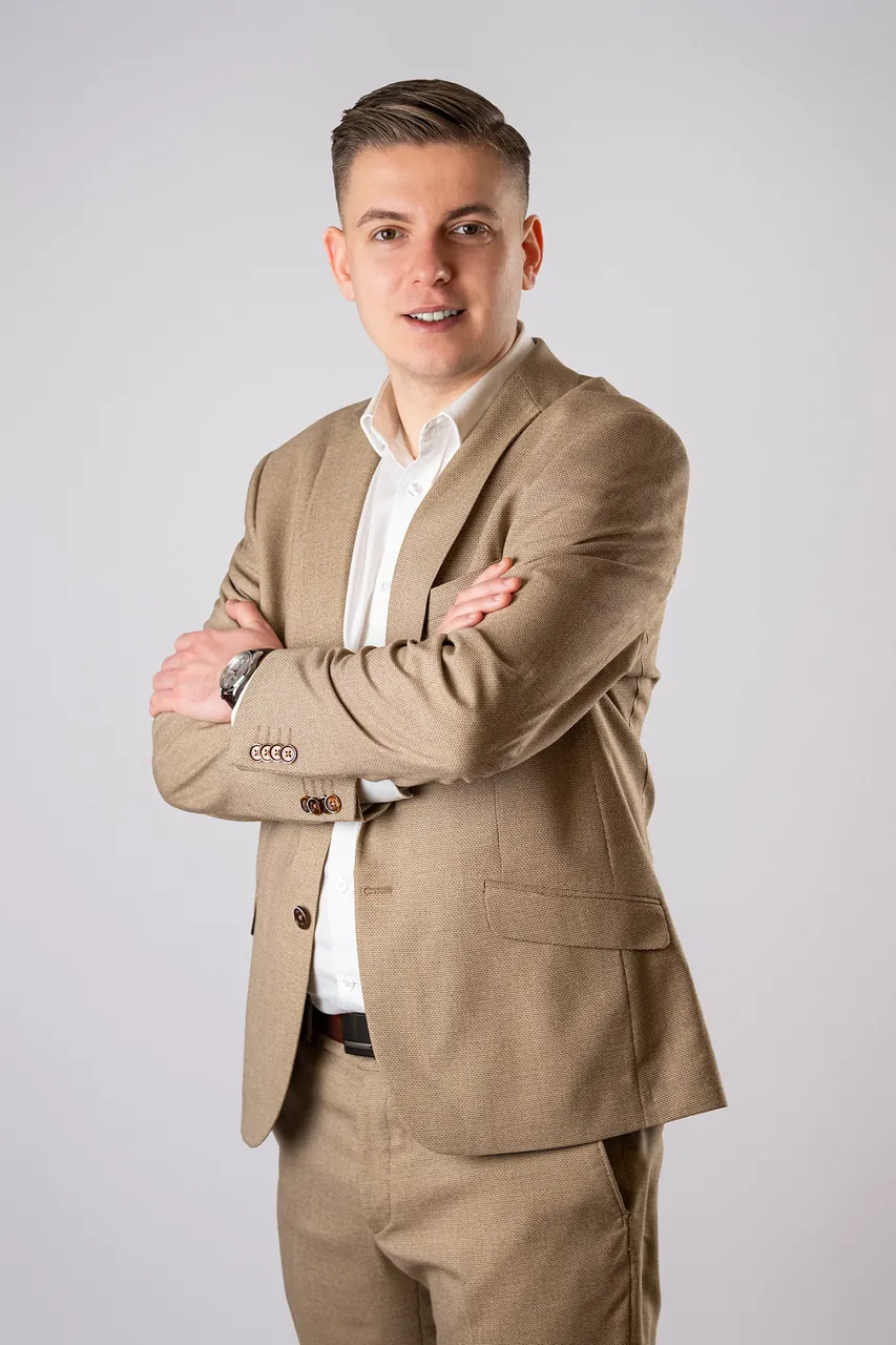 Portret biznesowy mężczyzny w jasnej marynarce