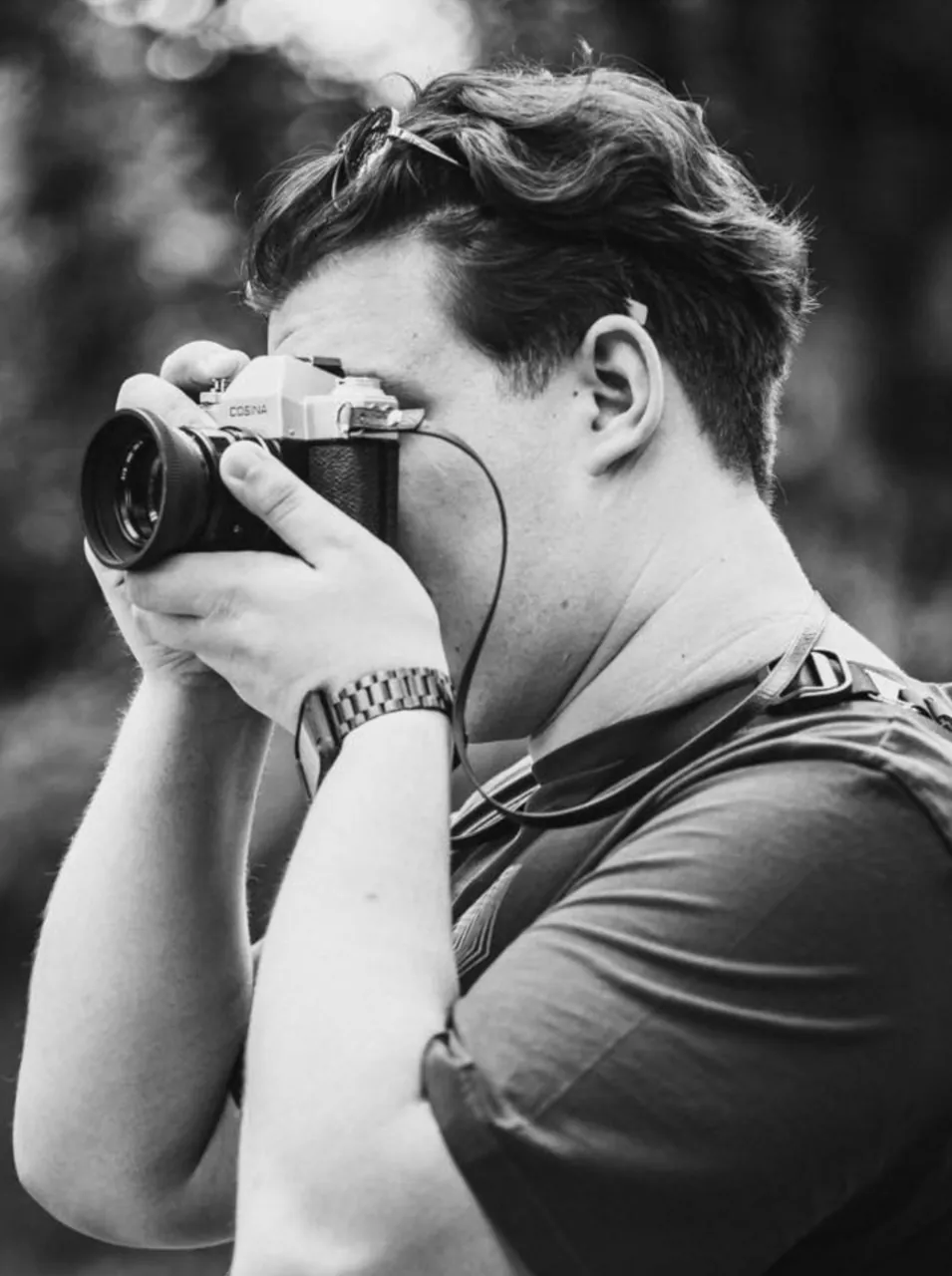 Bartłomiej Senderski podczas fotografowania