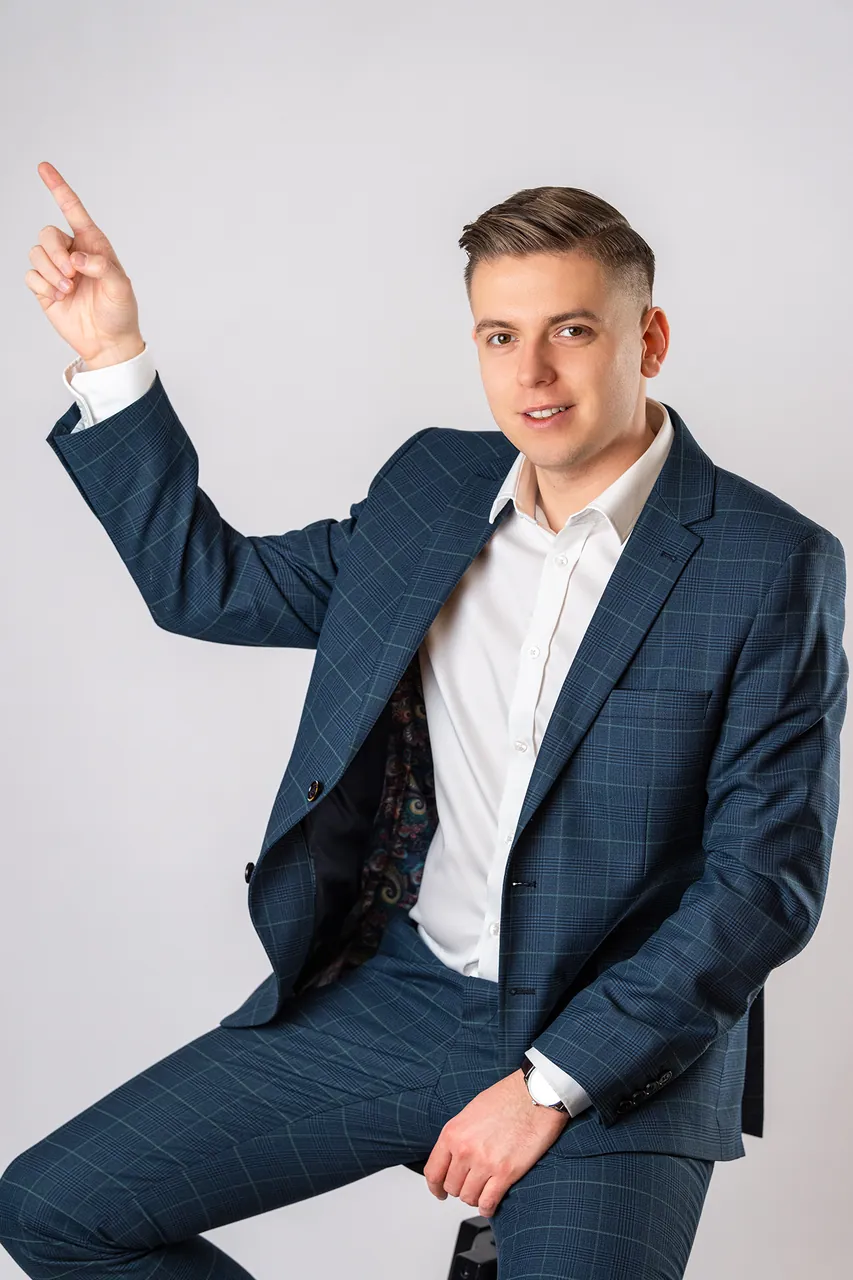 Swobodny portret w garniturze