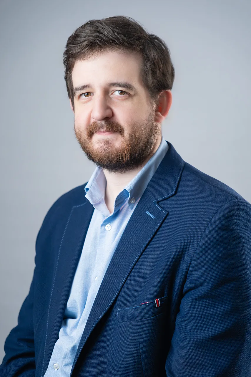 Portret biznesowy w granatowej marynarce